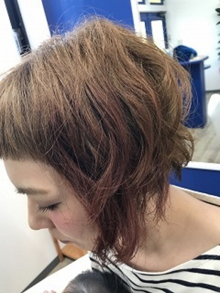 ブラウン系をベースに毛先にほんのりピンクのグラデーションをいれました。