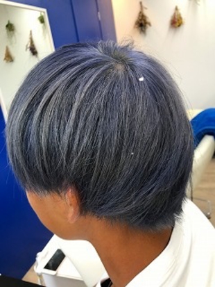 ブリーチオンカラー。ブリーチ後青みのかかったコバルトアッシュをのせて作りました。
