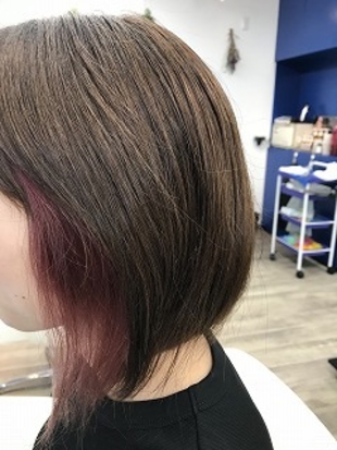 アッシュをベースにインナーカラーにピンクを入れました。
ちょっと個性的でアクセントのきいたおしゃれスタイルです。